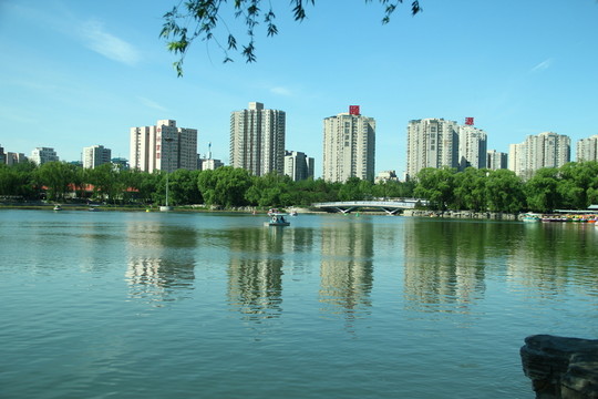 湖邊建筑倒影
