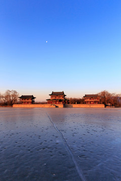 北京頤和園景明樓湖面結(jié)冰