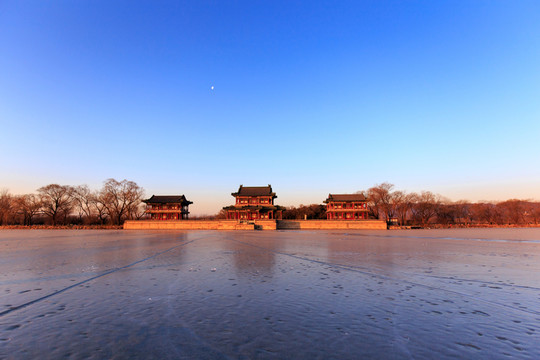 北京頤和園景明樓湖面結(jié)冰