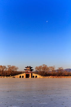 北京頤和園西堤柳橋湖面結(jié)冰