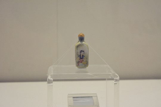 乾隆款料胎琺瑯彩人物鼻煙壺