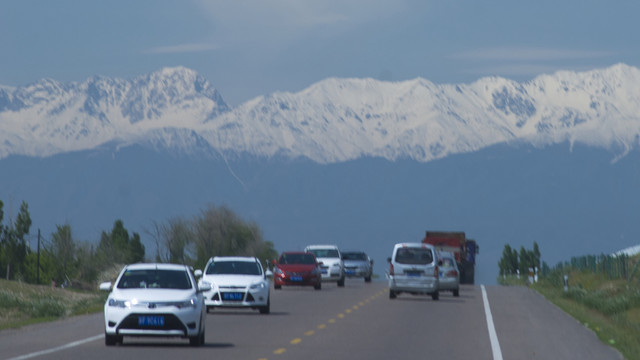 雪山腳下的公路
