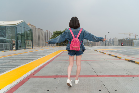 張開的雙臂
