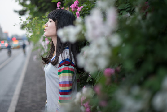 花叢里的女孩