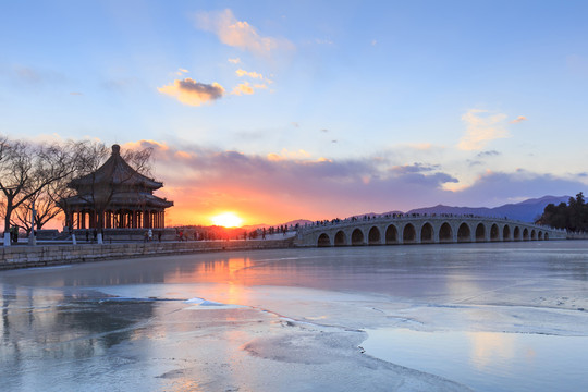 北京頤和園十七孔橋廓如亭夕陽(yáng)