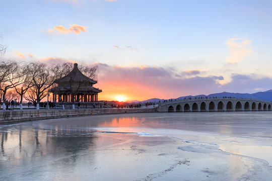 北京頤和園十七孔橋廓如亭夕陽(yáng)
