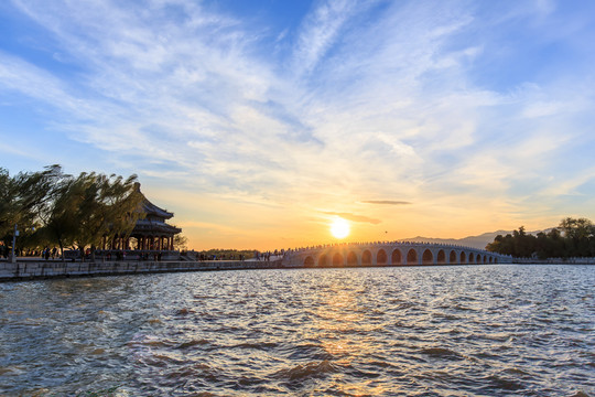 北京頤和園十七孔橋廓如亭夕陽(yáng)