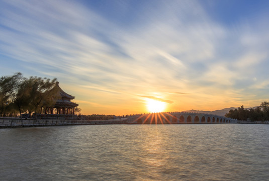 北京頤和園十七孔橋廓如亭夕陽(yáng)