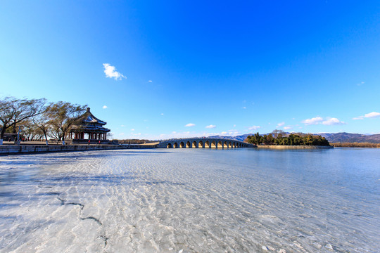 北京頤和園冬天十七孔橋廓如亭