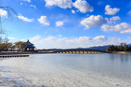 北京頤和園冬天十七孔橋廓如亭