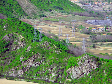 跨山電塔