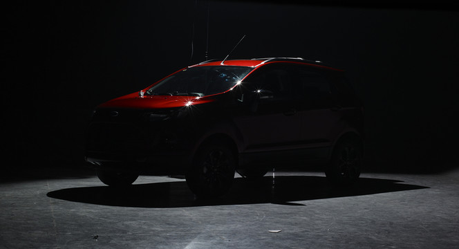 黑背景展臺上的紅色SUV