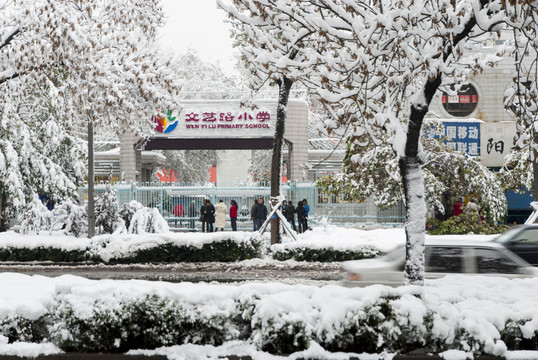 學(xué)校門(mén)口雪景