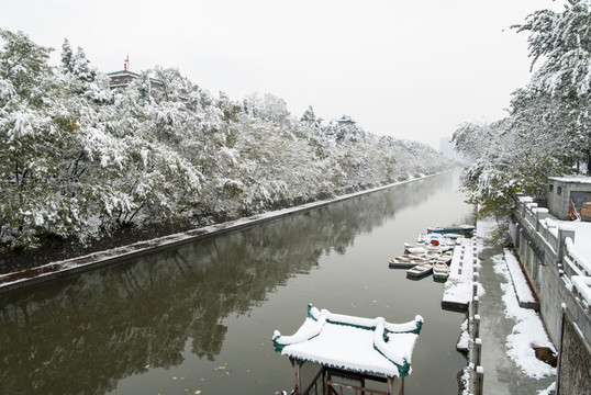 護(hù)城河小船雪景