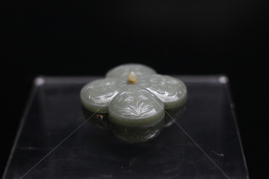 花草紋青玉四聯(lián)蓋盒