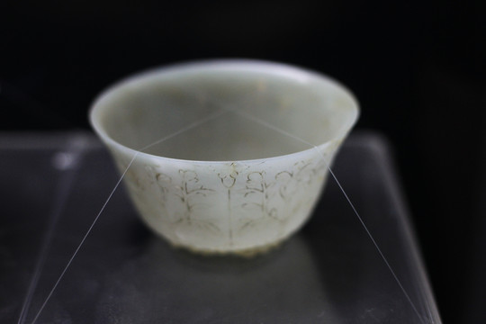 花卉紋青白玉碗