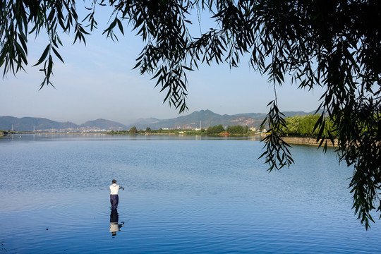 河中垂釣