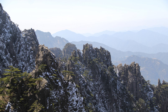 黃山連綿陡峭山峰