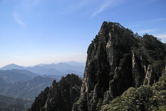 藍(lán)天白云奇峰秀美