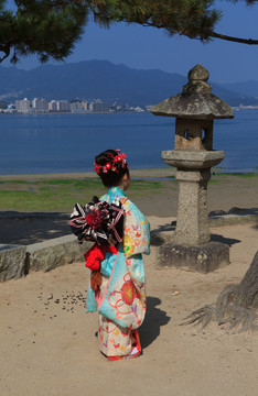 穿和服的小姑娘