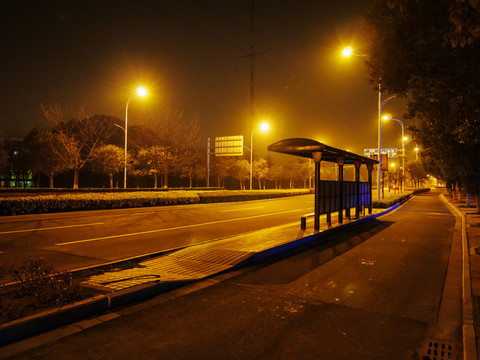 夜晚路燈下的公交車站