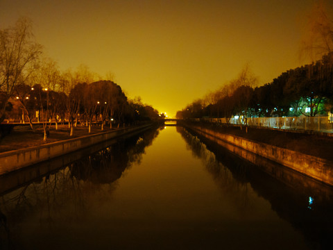 夜晚河面 非高清圖