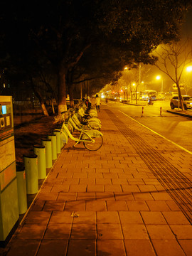 夜晚的公共自行車站