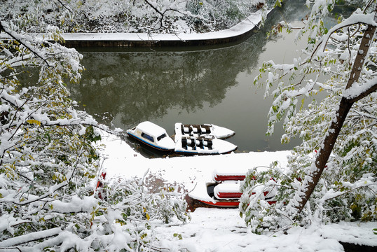 護(hù)城河小船大雪