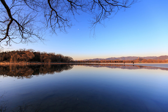 頤和園冬景昆明湖西堤玉峰塔傍晚