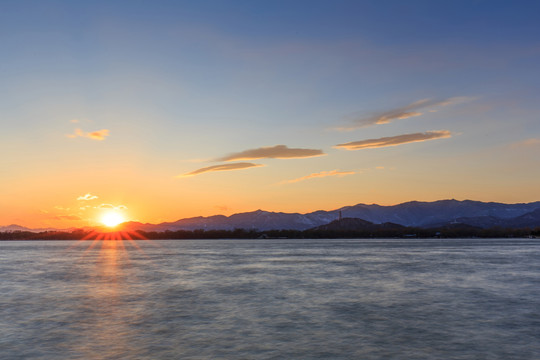 頤和園昆明湖玉峰塔冬天夕陽