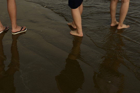 海灘人物倒影