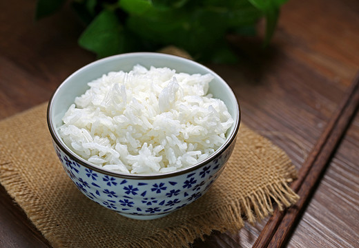 青花碗中的大米飯
