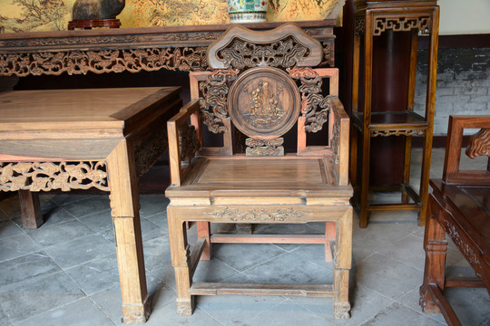 實(shí)木雕刻椅子