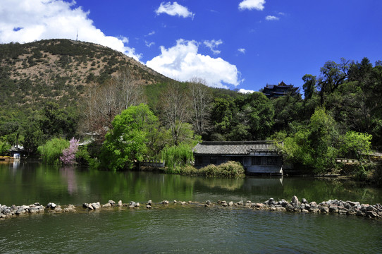 藍(lán)天下的山崗
