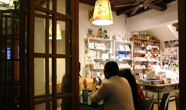 夜晚的小店 小店坐著的人