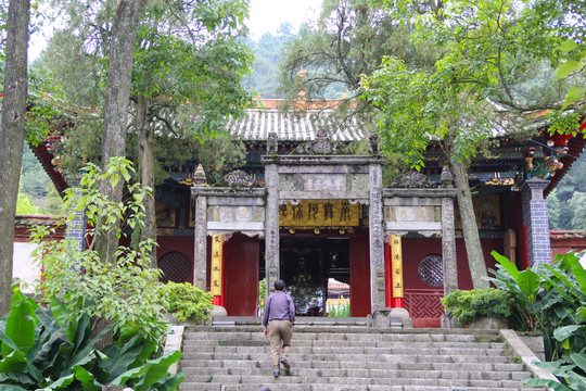 昆明西山佛寺