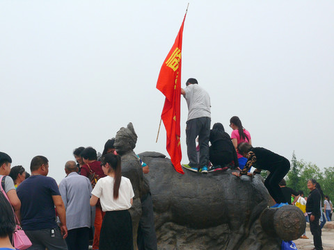 踩踏文物行為