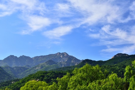 山巒起伏白云飄