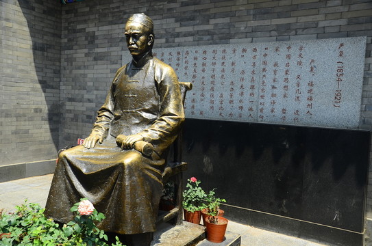 天津嚴(yán)復(fù)銅像