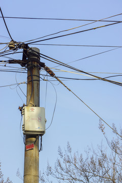 電線桿凌亂電線