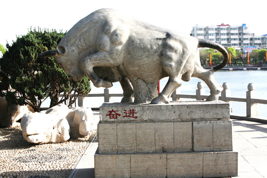 牛 雕塑 奮進(jìn)