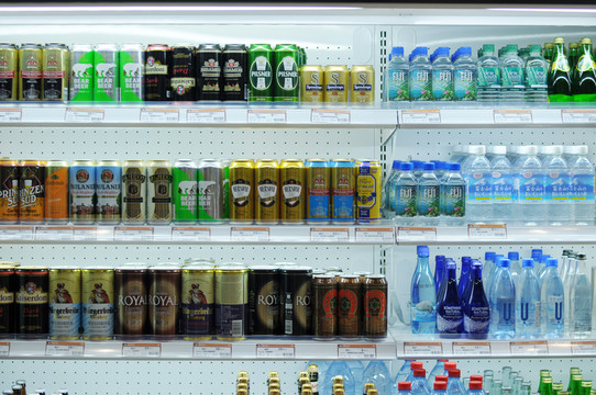 進口食品超市里的飲料貨架