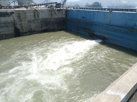 船塢水閘進水