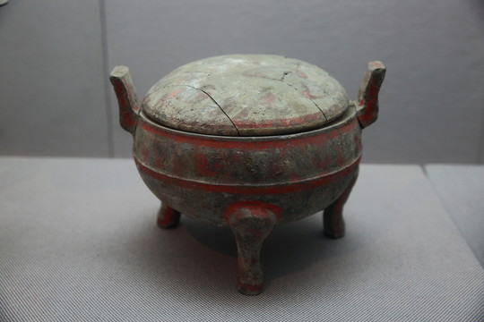 彩繪陶鼎