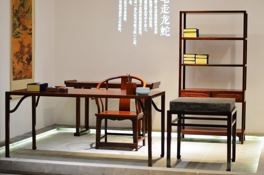 書(shū)桌和書(shū)架