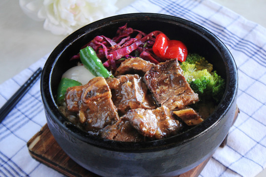 牛仔骨石鍋飯