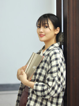 手捧書的女學(xué)生