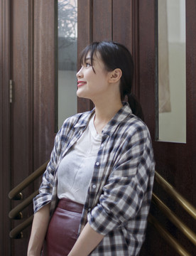 倚靠木門的美女