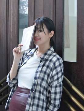 倚靠木門的美女大學生