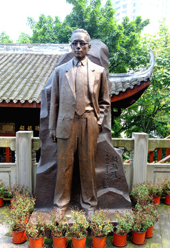 顧毓琇雕塑
